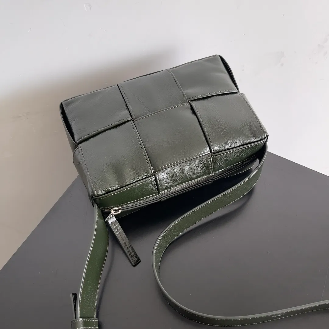 Batch 1640 BOTTEGA VENETA's new mini cassette camera bag. What a beautiful design. This noble one is really unique. The texture is also great. It matches the autumn and winter coat's great temperament. It can hold your various styles of matching, and the high-end double-fabric weaving design is also very NICE! In autumn and winter, it can be simply paired with a sweater or a jacket or a suit. The capacity is enough to hold some small items. The niche design is really amazing. I can’t praise this cool black woven handbag enough! You’ll fall in love with it at first glance, it’s so special~ Both the workmanship and appearance are superb! Style number: 795177 Size: 21*13*6.5cm